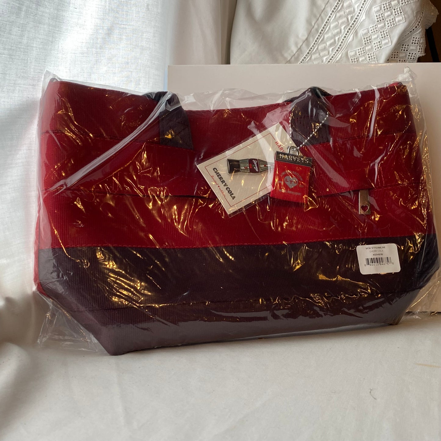 Harveys - Mini Streamline Tote LTD / Cherry Cola - New